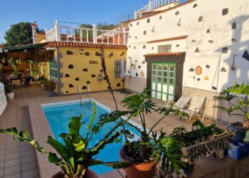 The kitchen door leading out to the pool